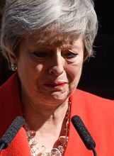 Theresa May u suzama je završila svoj govor ostavke