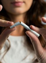 Žena lomi cigaretu