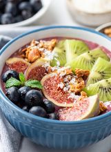 Jogurt s voćem i chia smjenkama