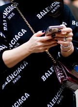 Odjevni komadi i dodaci s logom u street style kombinacijama s Tjedana mode - 2