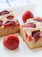 Kolač s jagodama i grizom