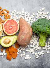 Namirnice poput avokada, banana, bijelog graha, batata i suhih marelica bogate su kalijem