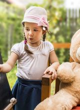 Djevojčica i plišani medvjed