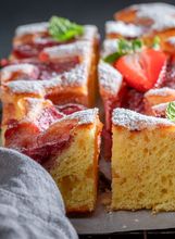 Kolač od jogurta s jagodama