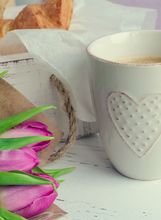 Šalica kave i kroasan