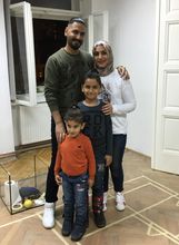 Wisam i Šeima sa svojim slatkišima Ahmedom i Yousifom