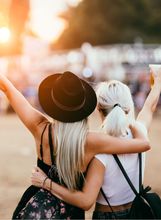 Prijateljice na glazbenom festivalu