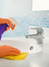 Žena čisti kupaonicu