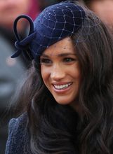 Meghan Markle u visokim crnim čizmama s potpisom Victorije Beckham - 1
