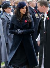 Meghan Markle u visokim crnim čizmama s potpisom Victorije Beckham - 5