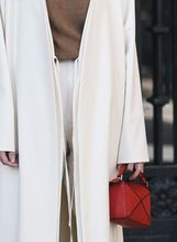 Zahvaljujući bijelom kaputu svaka kombinacija izgleda elegantno