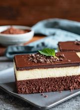 Kakao-kolač s kremom od kokosa i bijele čokolade