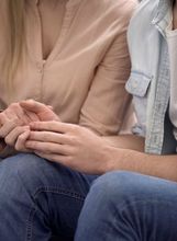 Par se drži za ruku