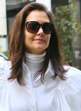 Katie Holmes u košulji s puf rukavima brenda Khaite
