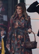 Melania Trump u kožnatom kaputu s patchwork uzorkom - 1