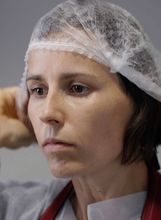Maja Fertalić u proizvodnji svojih snack pločica