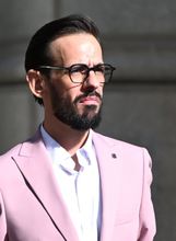 Muški street style u ružičastom sakou