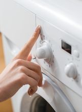 Žena pali perilicu rublja