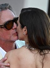 Slavni muškarci koji izlaze sa ženama svojim godinama prava su rijetkost u Hollywoodu