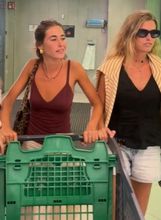 Mladi dejtaju pomoću ananasa