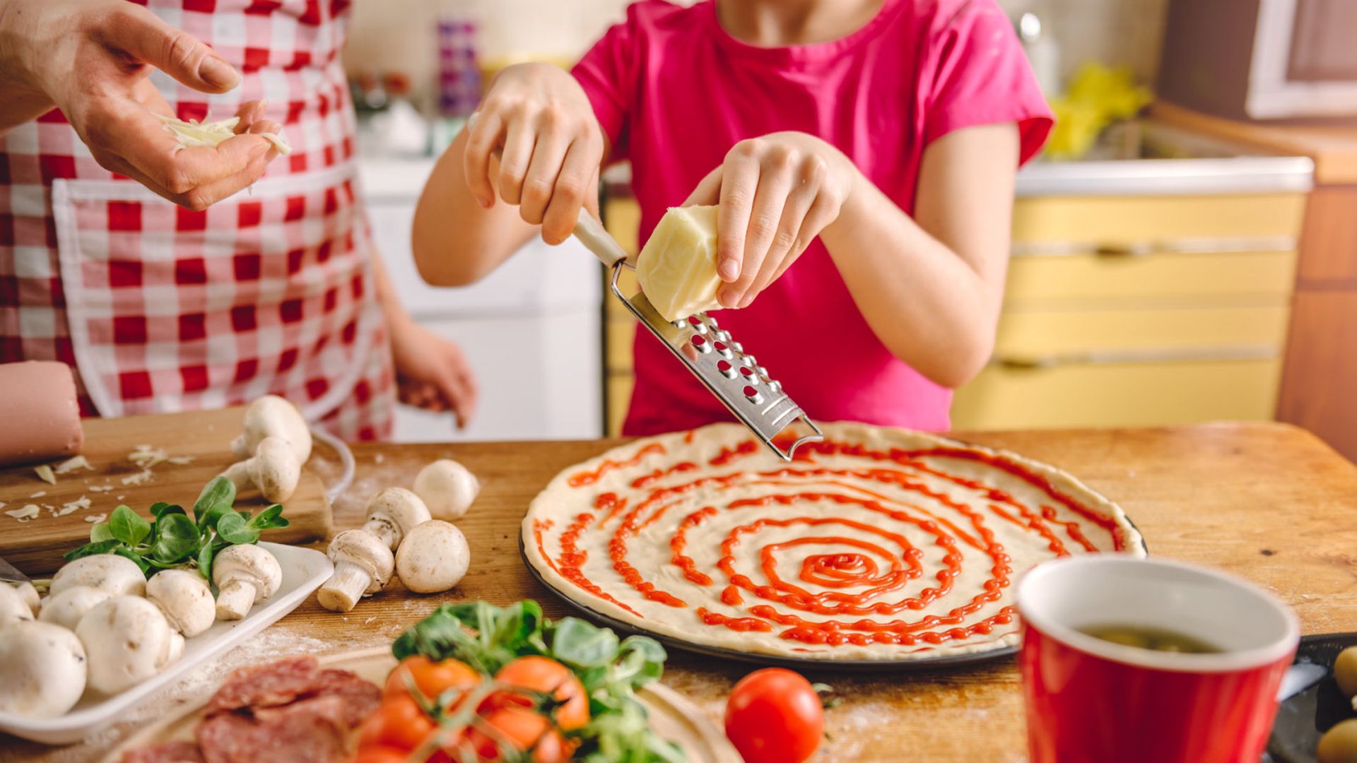 She a pizza cook. Пицца приготовленная мамой. Мама готовит пиццу. Мам Приготовь пиццу. Семья готовит пиццу.