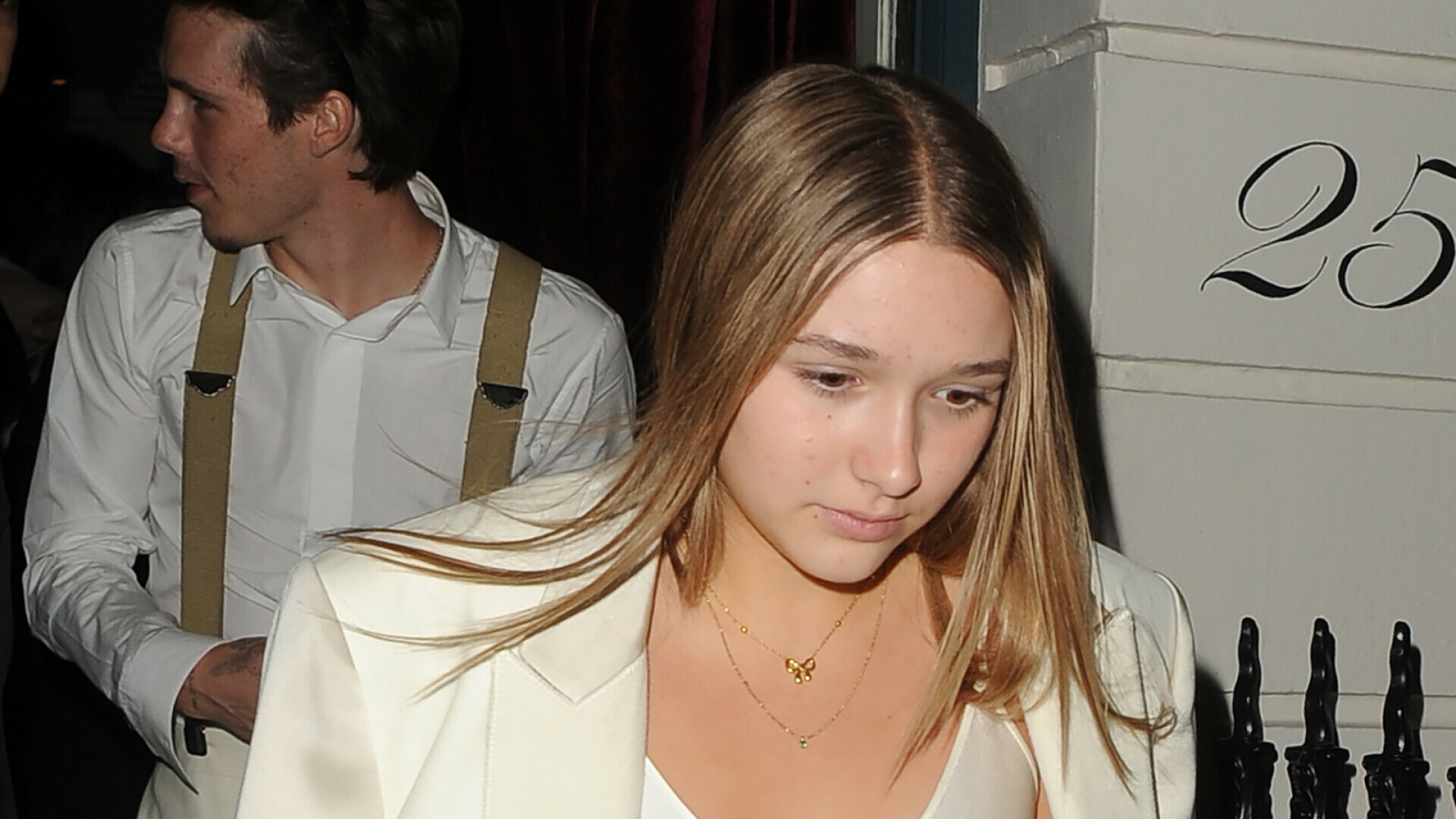 Harper Seven Beckham: Potpetice i satenska haljina za proslavu maminog ...