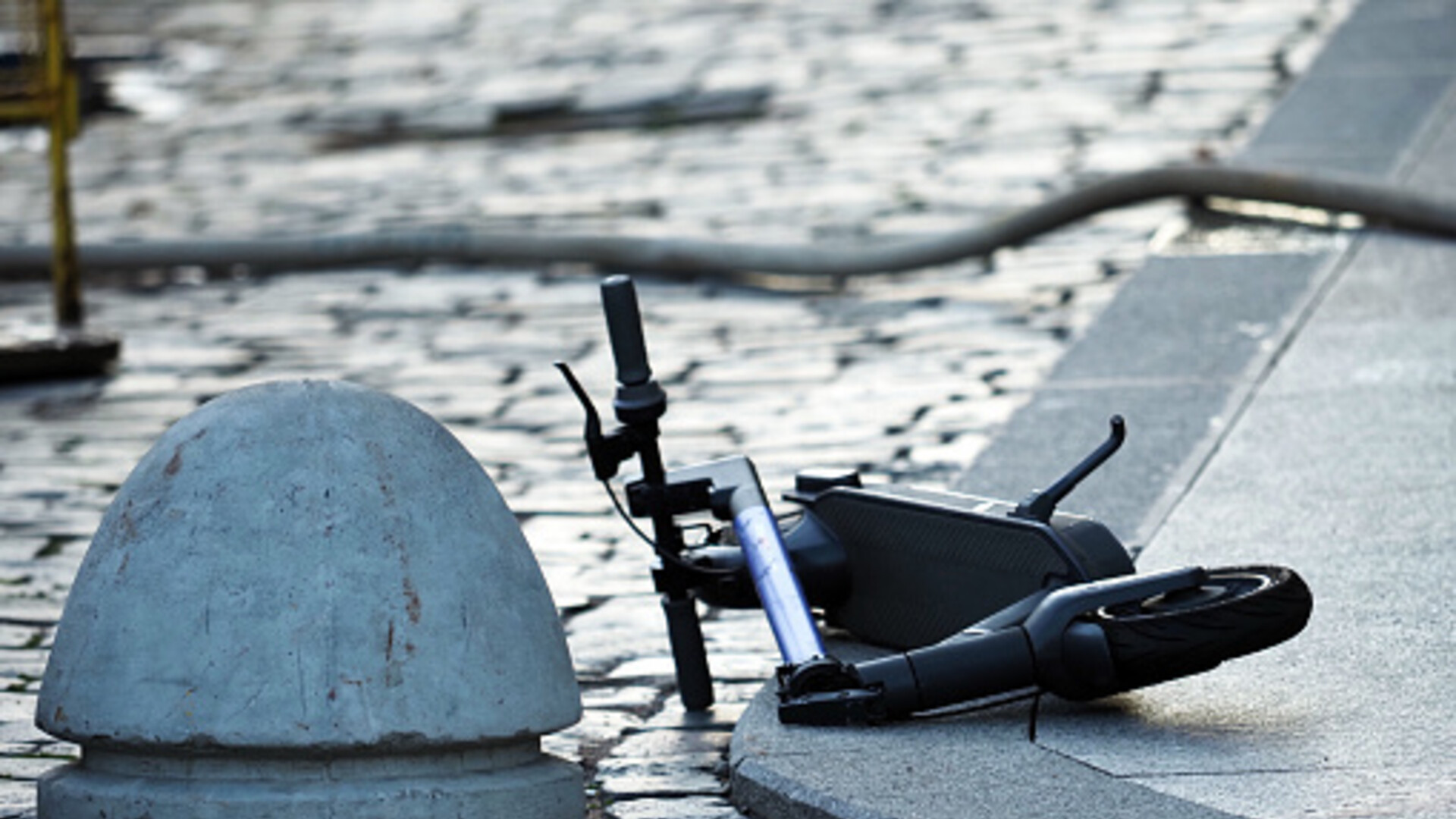 Nepoznata osoba ležala na cesti: Policija u kanalu pronašla i vozilo