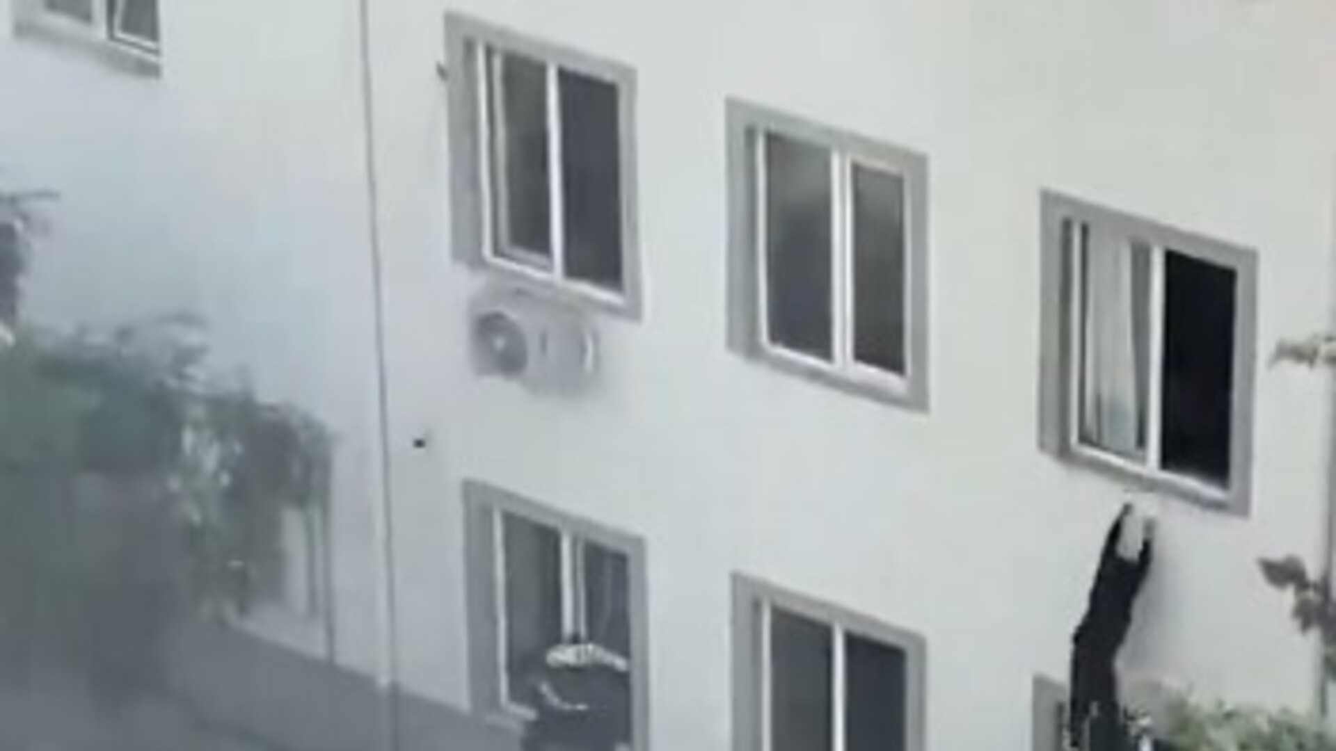 VIDEO Strašna snimka: Učenici bježali od napadača i skakali kroz prozor