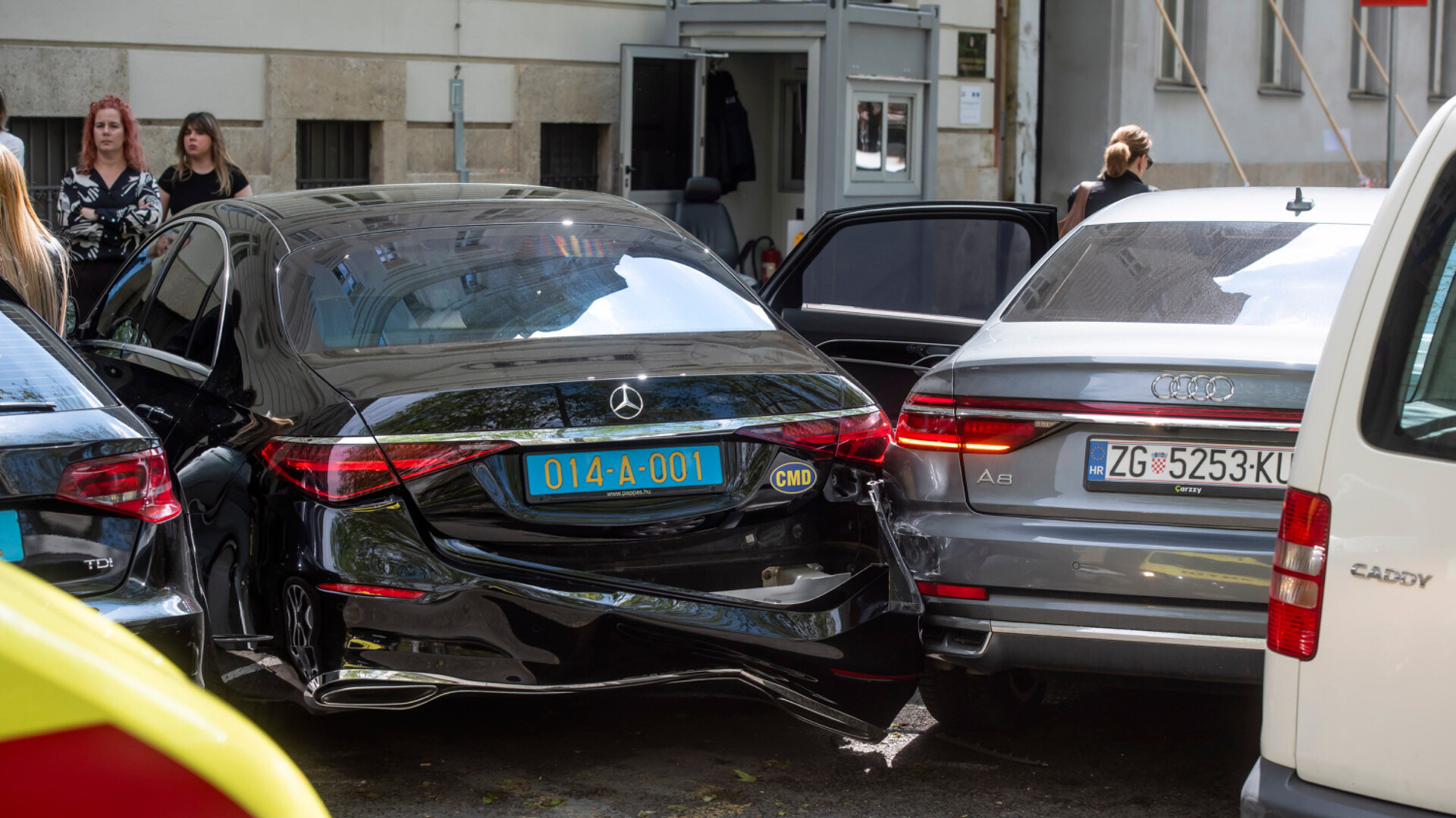 FOTO Krkljanac pred Ministarstvom: Vozač se Audijem zabio u automobile