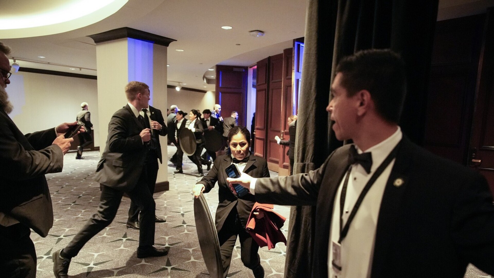 FOTO/VIDEO Nakon pucnjave nastao je kaos! Uzvanici se skrivali pod stolovima, trčali...