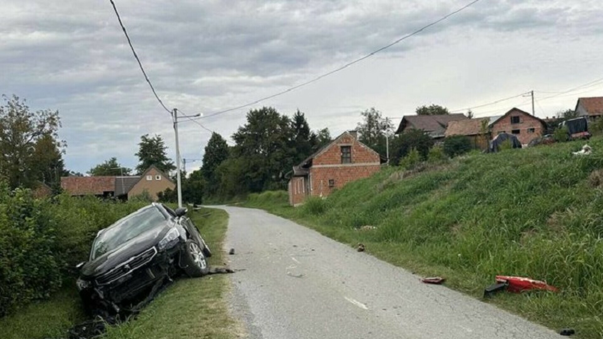 Objavljeni detalji tragične prometne nesreće: Na motoru vozio dijete, pali su i otklizali u automobil