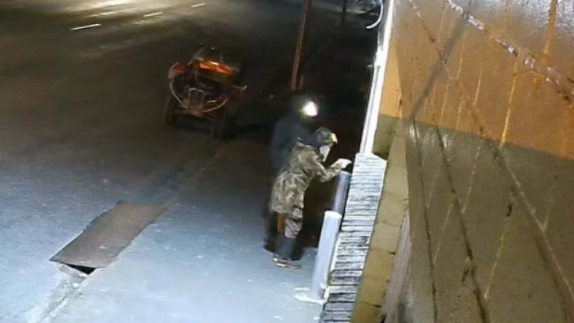 VIDEO Otac četiri godine bježi s djecom po divljini: Nadzorne kamere ih snimile prvi put ove godine