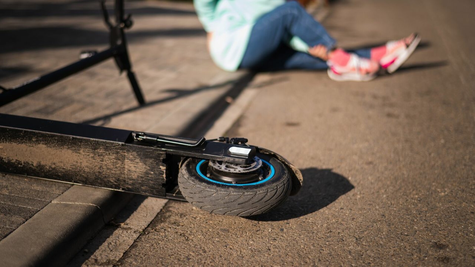 Dječak se električnim romobilom zabio u stablo: Teško je ozlijeđen