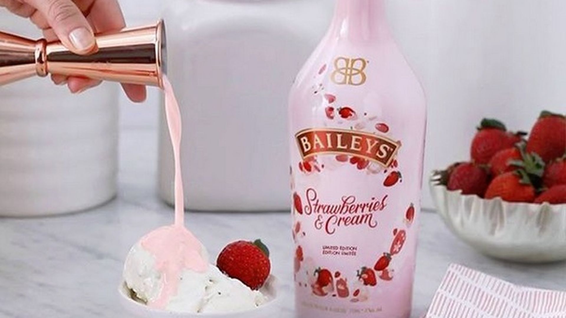 Ликер бейлиз со сливками. Ликер Strawberries & Cream. Baileys ликер клубничный. Ликер Бейлиз клубничный в коктейле. Ликер Стравберри клубника.