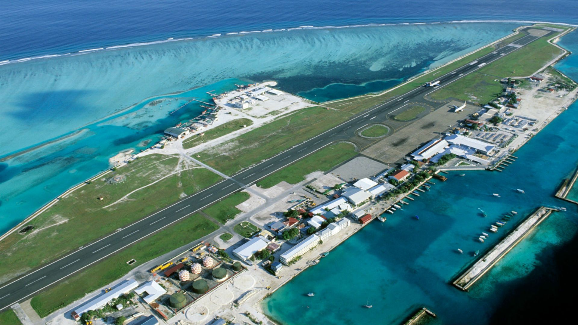 Аэропорт мале вылет. Международный аэропорт Мале Мальдивы. Международный аэропорт Велана. Международный аэропорт Мале остров Хулуле Мальдивы. Аэропорт Ибрагима Насира Мале.