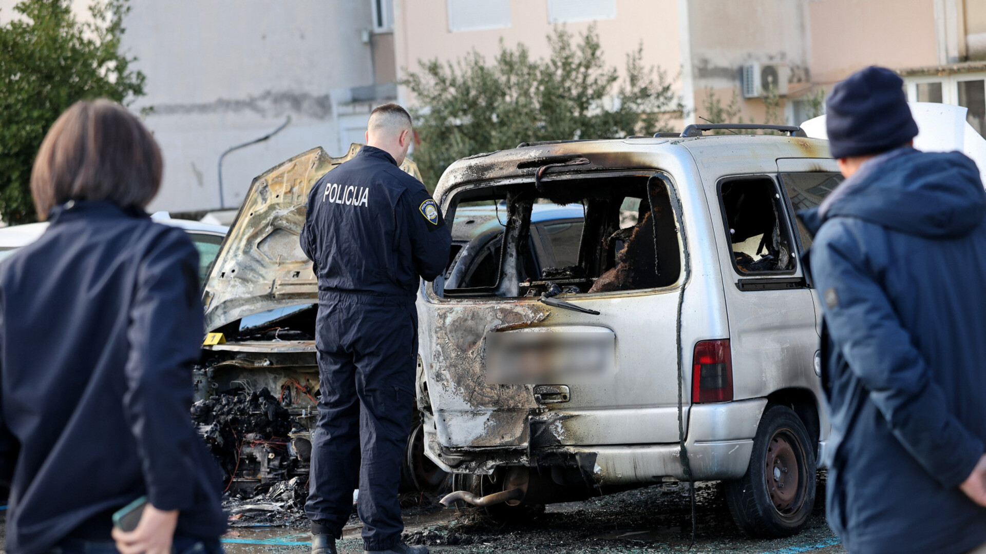 FOTO Požar na vrhu garaže: Izgorjela tri automobila u Splitu