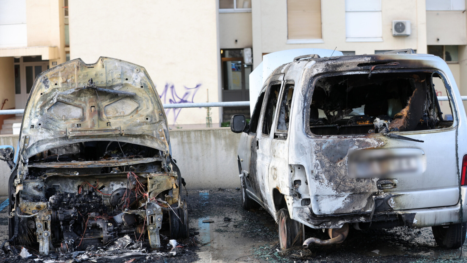 FOTO Usred noći plamen progutao automobile: Otkriven uzrok požara