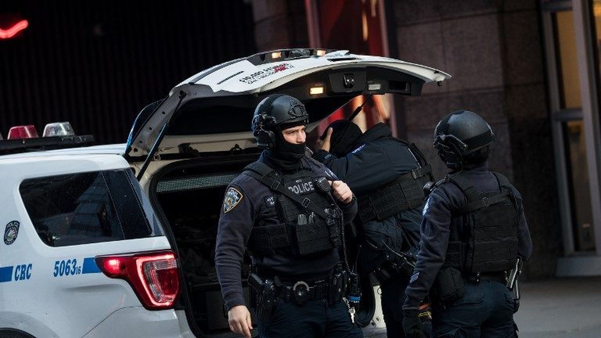 Swat kuwait. Спецназ LAPD. Полиция Нью Йорка SWAT. SWAT LAPD экипировка. Полицейский спецназ NYPD.
