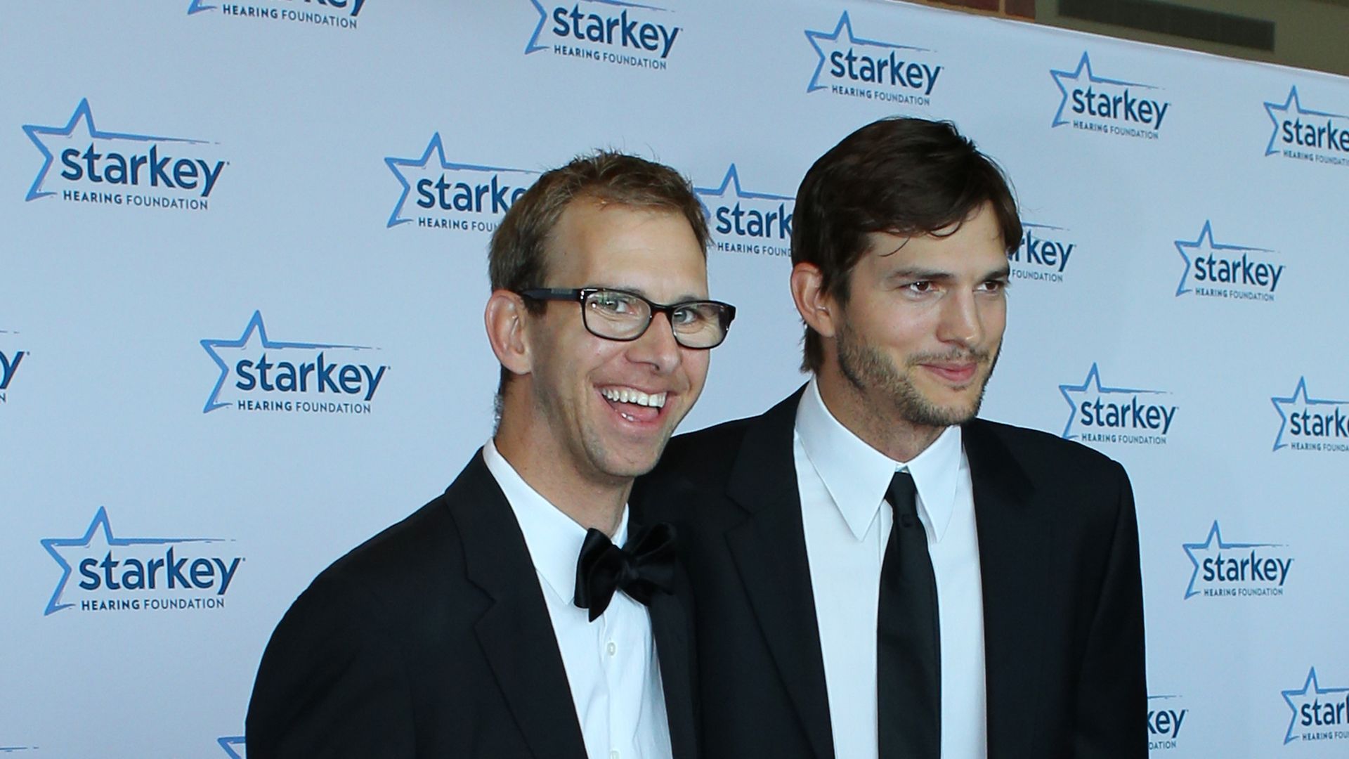 Брат близнец катчера. Эштон кутчер и его брат. Ангус джонс актер. Брат близнец катчера. Брат близнец катчера.