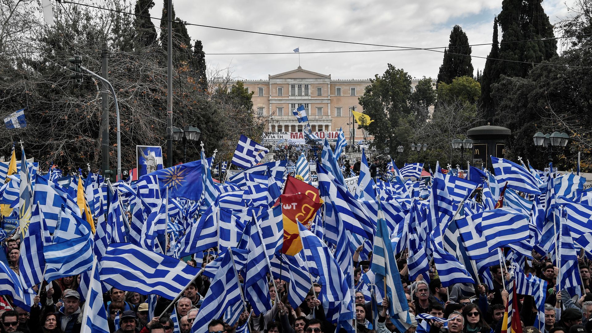 Поддержи грецию. Митинги в Греции. Протесты в Греции. Протесты в Македонии. Греки на митинге.