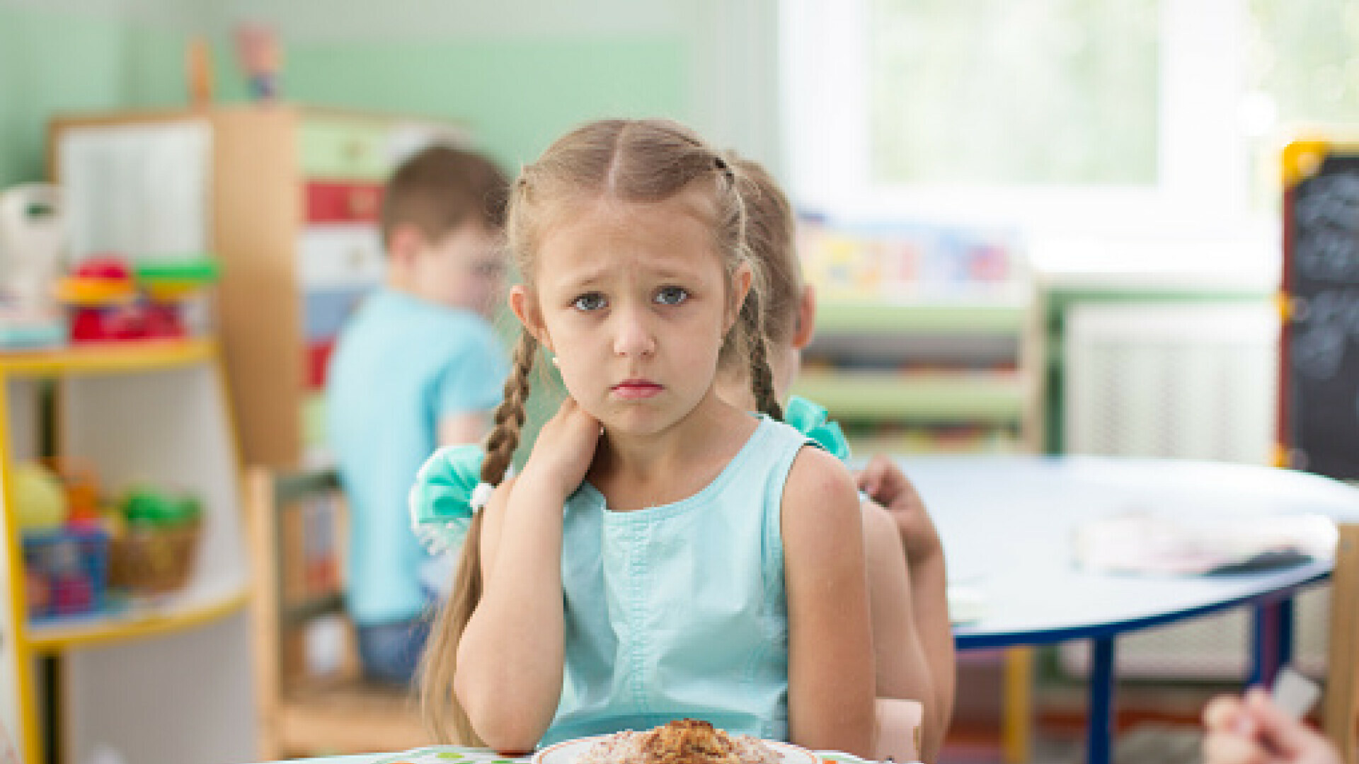 Если хотите стать сильными детки ешьте. Дети за столом. Дети кушают в детском саду. Дети за столом в детском саду. Обед детей в детском саду.