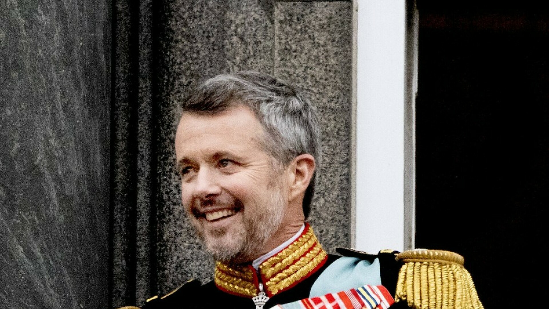 Preko noći je postao najpoželjniji neženja u kraljevskim krugovima, a u ...