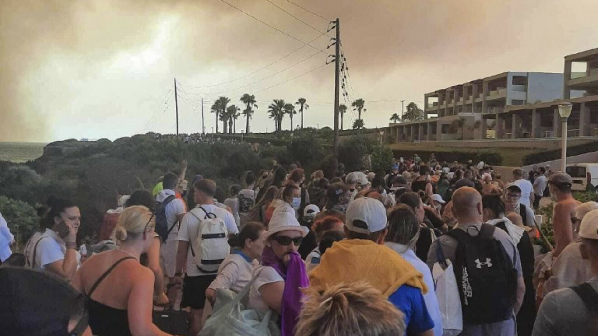 VIDEO U Grčkoj ljudi bježe pred požarom: Evakuirani domovi i hoteli, ljudi evakuirani brodovima