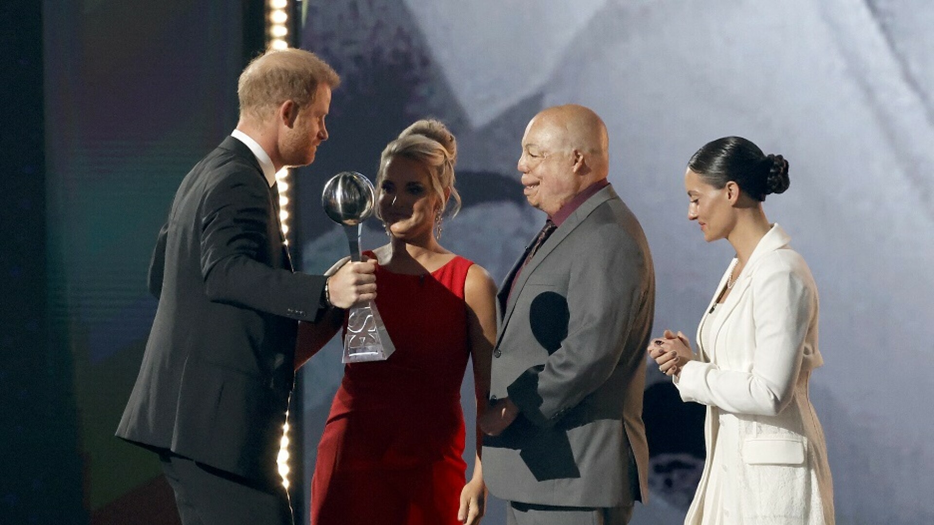 Princ Harry odao je počast vječnoj vezi s princezom Dianom, Meghan