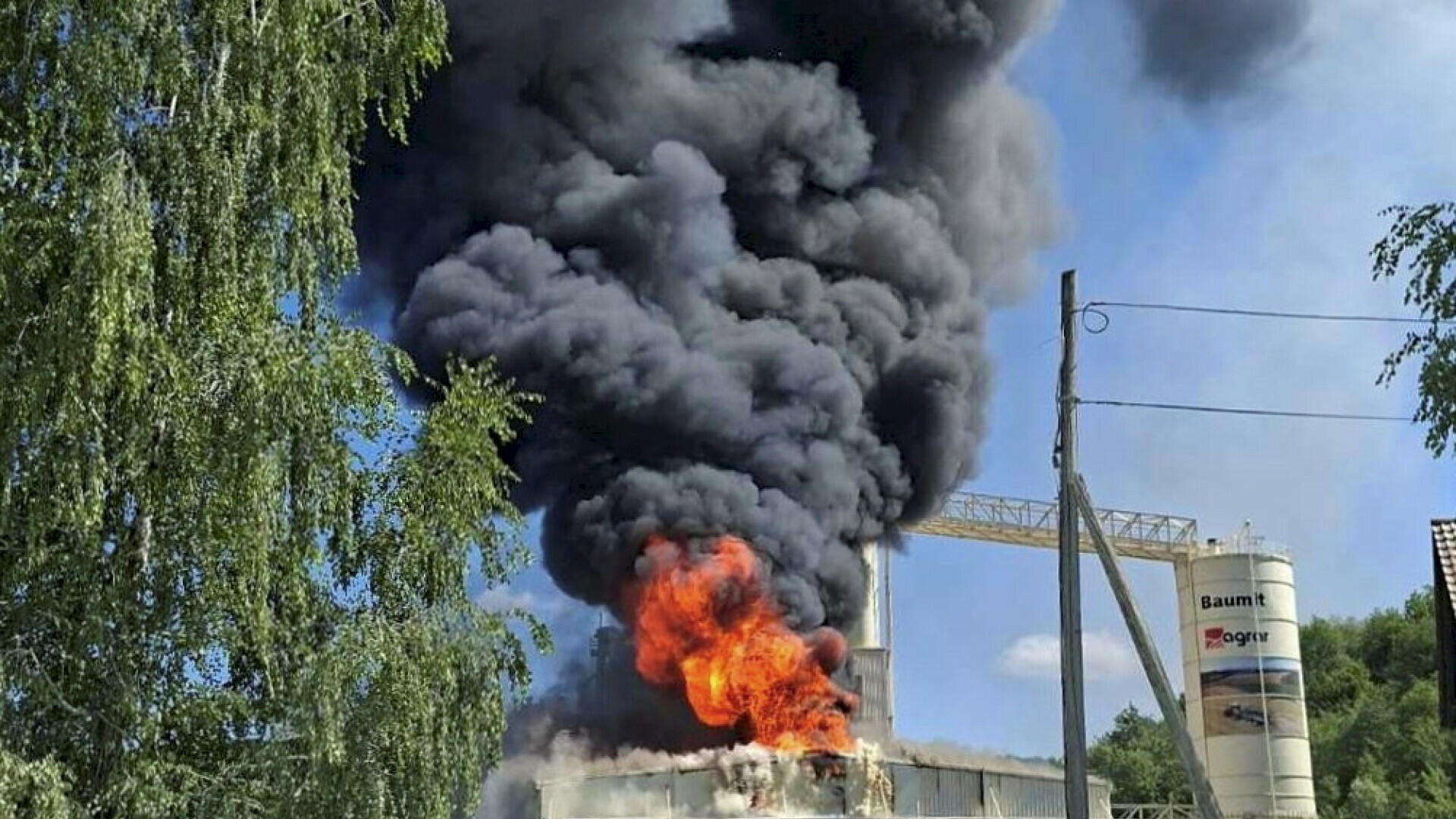 Svjedok gledao kako je vatra zahvatila tvornicu: "Nisu to mogli ugasiti, vatra je buknula jako. Cijeli krov je gorio, a onda..."