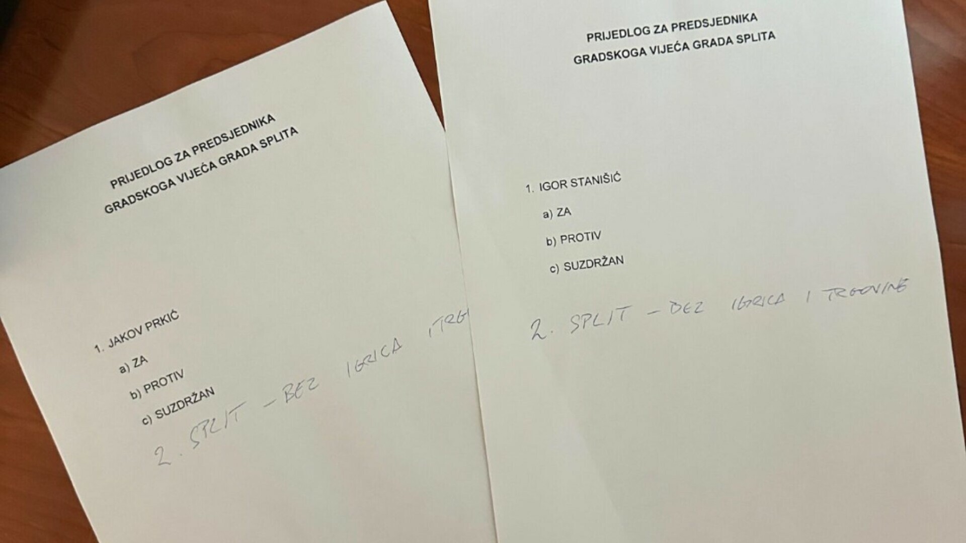 Mostovac nakon tajnog glasanja objavio sliku: "Nudili su svašta, ali moja ruka nema cijenu"