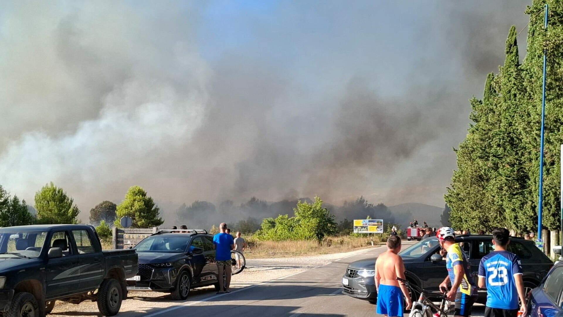 VIDEO/FOTO Buknuo veliki požar kod Pakoštana: "Naglo se smračilo i pepeo je padao s neba"