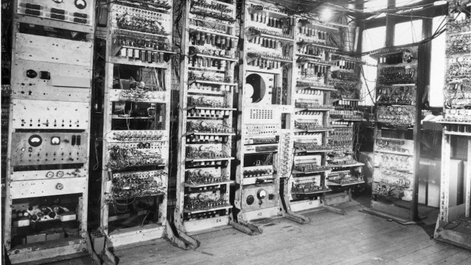 The first computer was. Манчестерская малая экспериментальная машина 1948. Манчестерская ЭВМ 1948. Манчестерская малая экспериментальная машина (SSEM). Машина первого поколения Mark 1 Eniac.