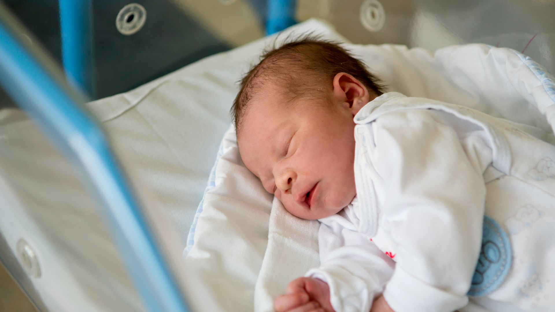 Новорожденный мальчик в больнице