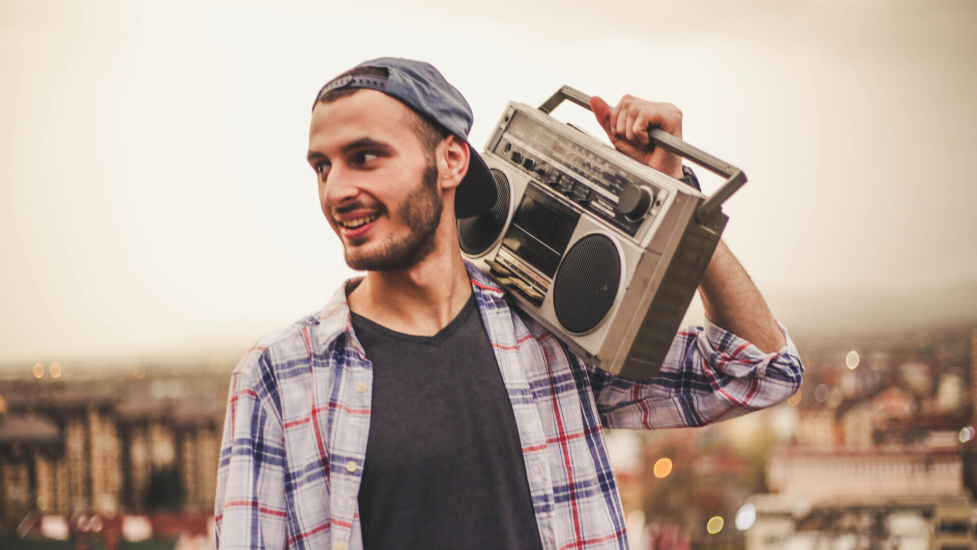 Колонка man. Boombox on Shoulder. Радио на плечах.